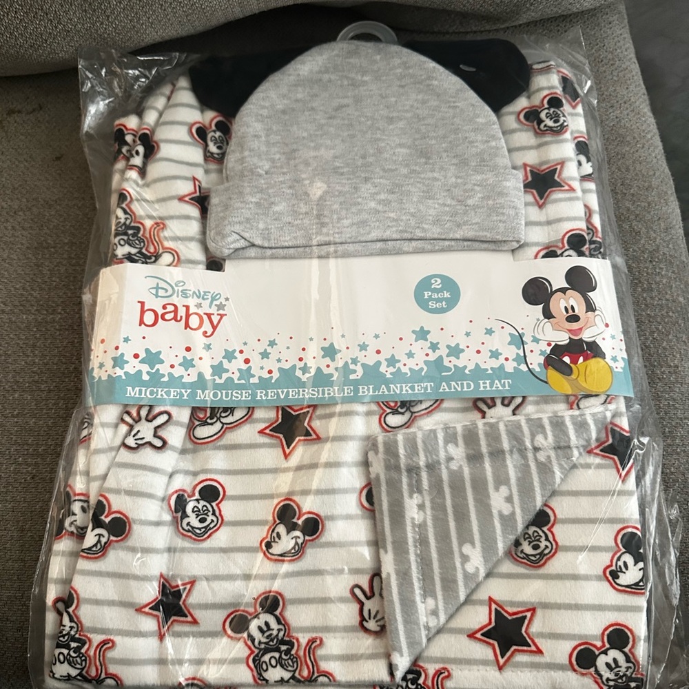 Mickey Mouse reversible blanket and hat